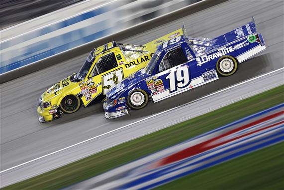 Read more about the article Nationwide | Busch holds off Keselowski for 34th Truck Series win