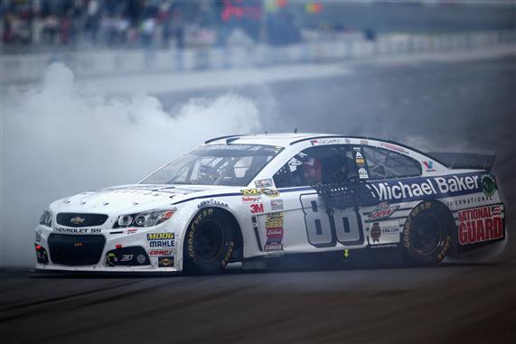 Read more about the article Sprint Cup | Earnhardt Jr. holds off Harvick to complete season sweep at Pocono