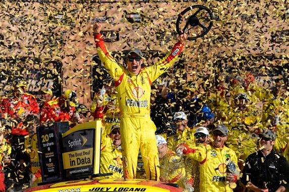 Read more about the article Sprint Cup | Logano advances with Kansas win