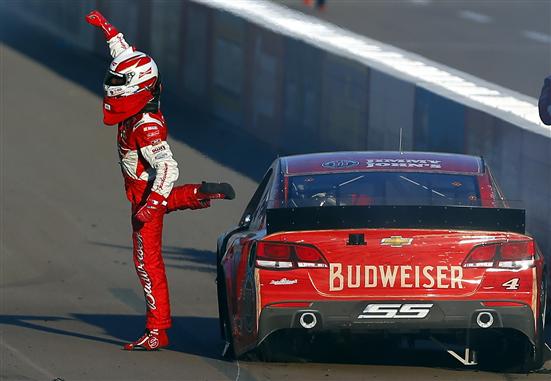 Read more about the article Sprint Cup | Kevin Harvick advances to season finale with dominating win at Phoenix
