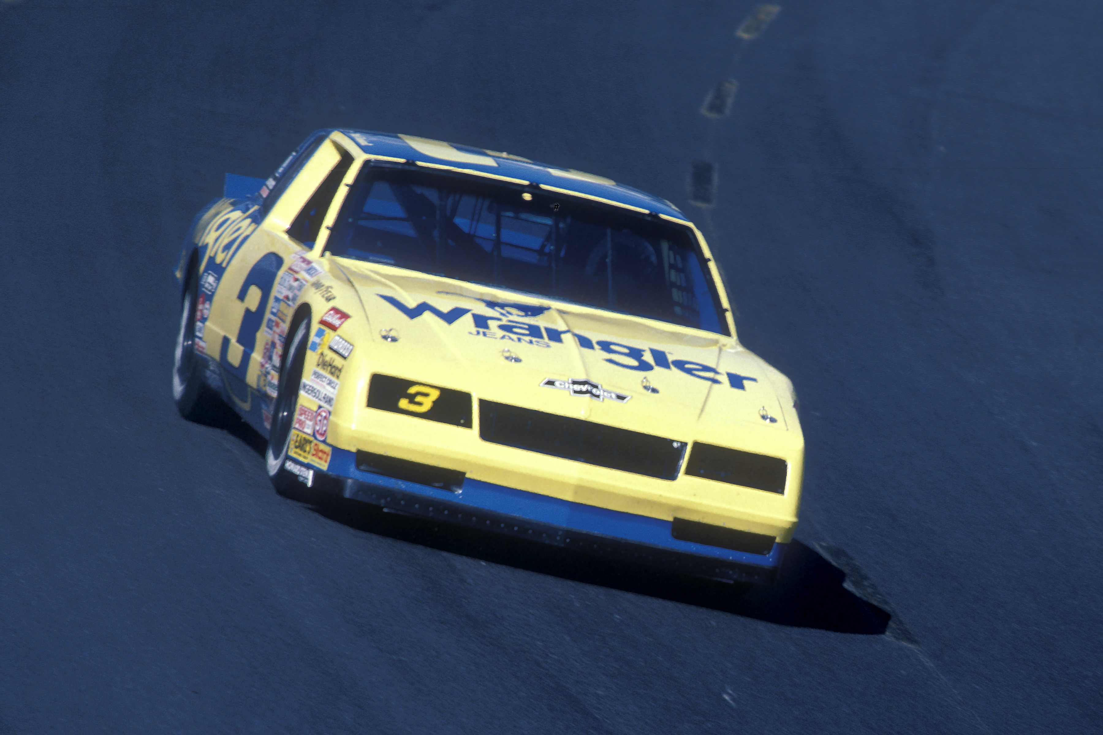 Read more about the article Impressive combination: Earnhardt’s 1985 paint scheme