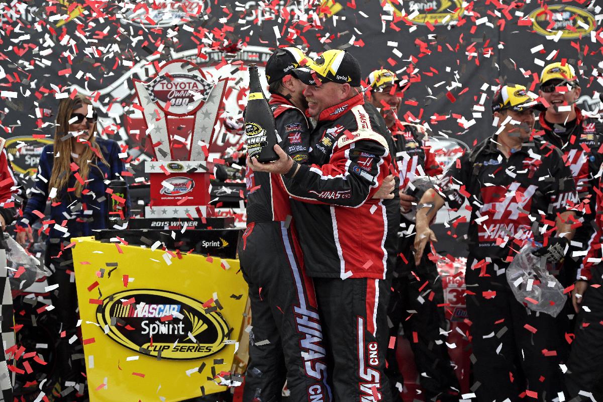 Read more about the article Busch destroys field at Richmond for Sprint win