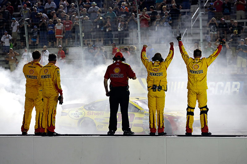 Read more about the article Logano holds off Harvick to defend Bristol title