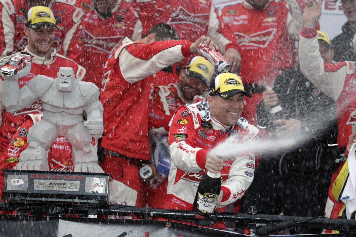 Read more about the article Kevin Harvick dominates, preserve Sprint Cup title hopes