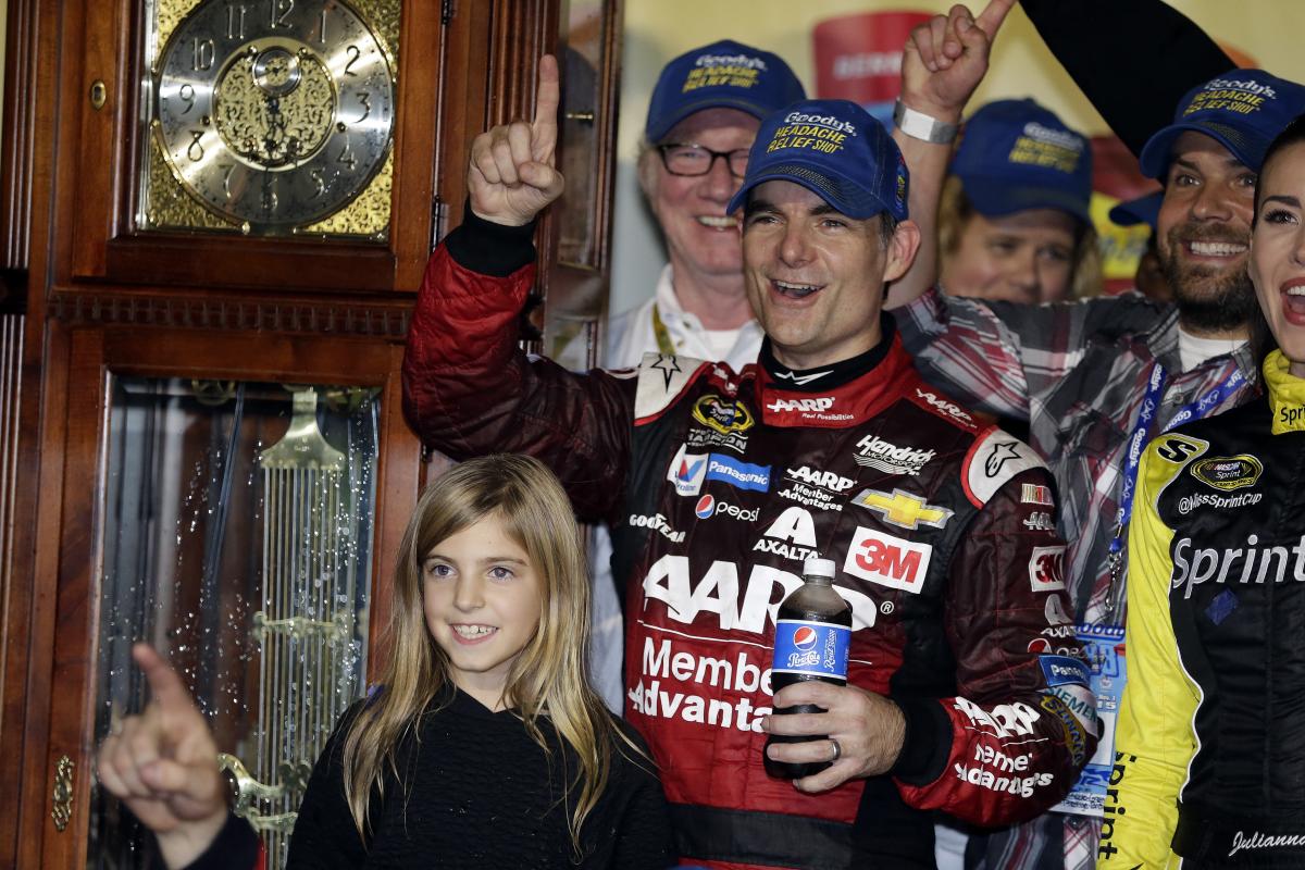 Read more about the article Gordon celebrates Martinsville win after Kenseth wipes out Logano