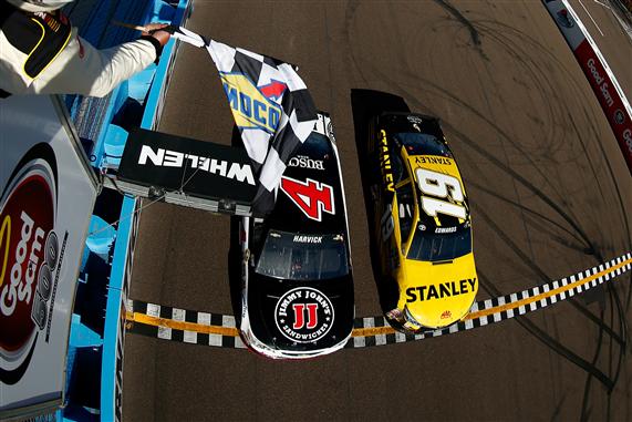 Read more about the article Harvick holds off Edwards at Phoenix — by inches