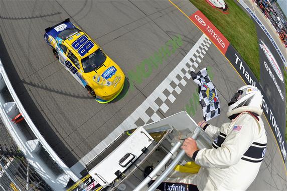 Read more about the article Dale Earnhardt Jr. wins Richmond XFINITY race in overtime