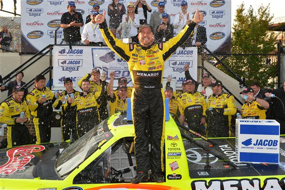 Read more about the article Crafton holds off Suárez for Truck Series victory at Dover