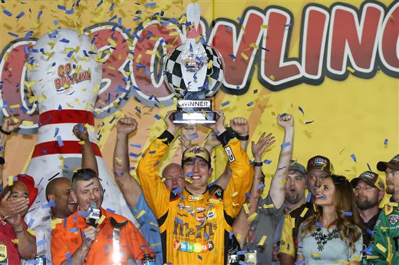 Read more about the article Kyle Busch breaks jinx with Sprint Cup win at Kansas