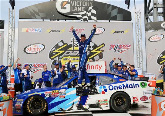 Read more about the article Elliott Sadler ends drought with wild win at Talladega