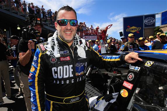 Read more about the article Dramatic last-lap pass gives Tony Stewart crucial victory at Sonoma