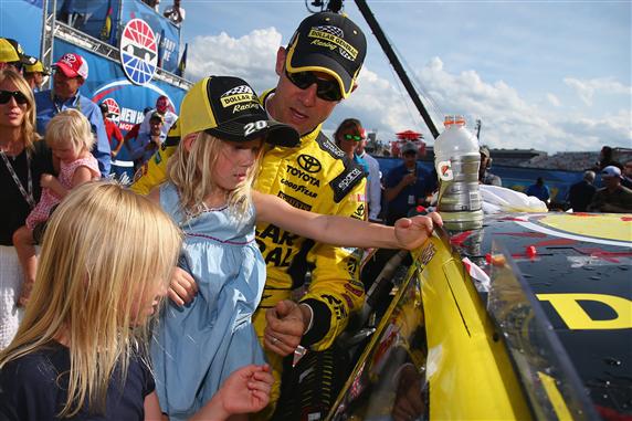 Read more about the article Kenseth battles to front for win at New Hampshire