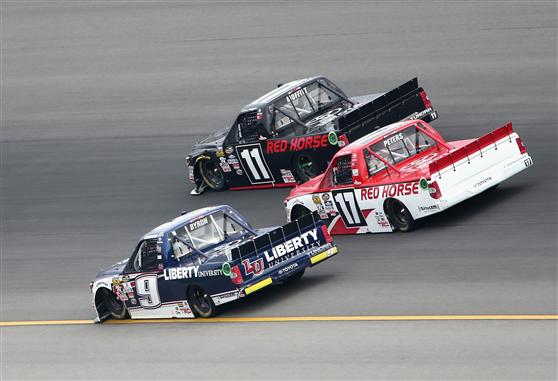 Read more about the article Brett Moffitt beats Red Horse teammate to checkers at Michigan
