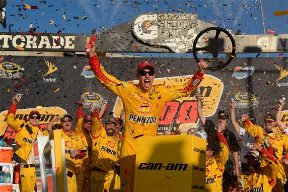 Read more about the article Joey Logano advances to Championship 4 with hard-fought win at Phoenix
