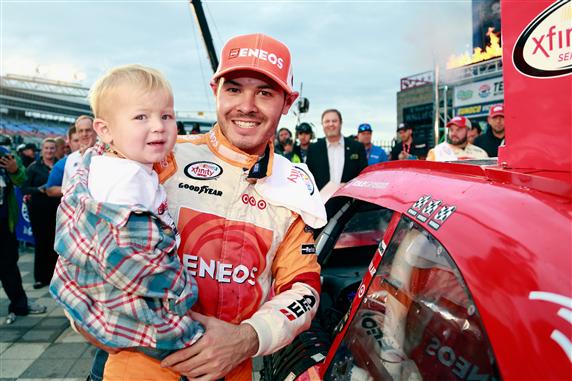 Read more about the article Larson holds off Keselowski for XFINITY Series win at Texas