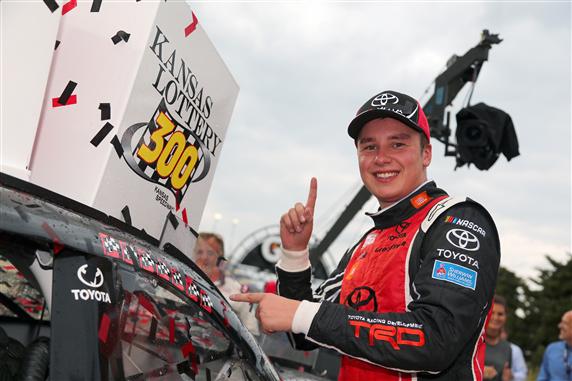 Read more about the article Christopher Bell gets first NASCAR XFINITY Series win at Kansas