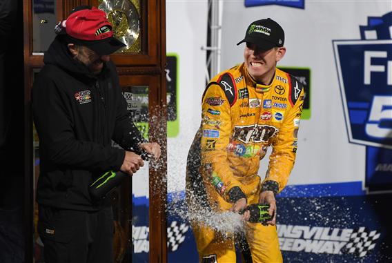 Read more about the article Kyle Busch wins wild race at Martinsville