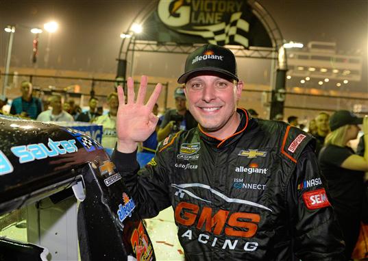 Read more about the article Johnny Sauter wins chaotic Phoenix race, as Austin Cindric advances to finale