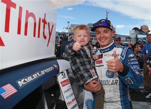 Read more about the article Kyle Larson holds off dirt rival Christopher Bell for Las Vegas win