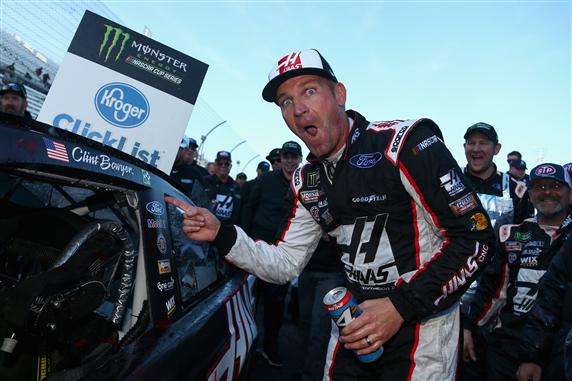 Read more about the article Clint Bowyer breaks 190-race drought with Martinsville win