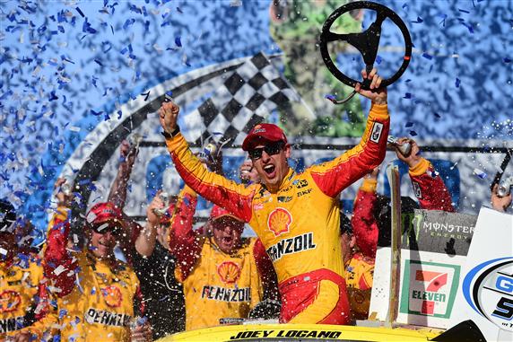 Read more about the article Joey Logano hangs tough for hard-fought Talladega victory