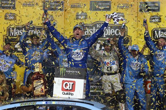 Read more about the article Late pass lifts Kevin Harvick to Victory Lane at Kansas